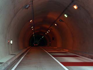 地蔵トンネル照明設備工事3